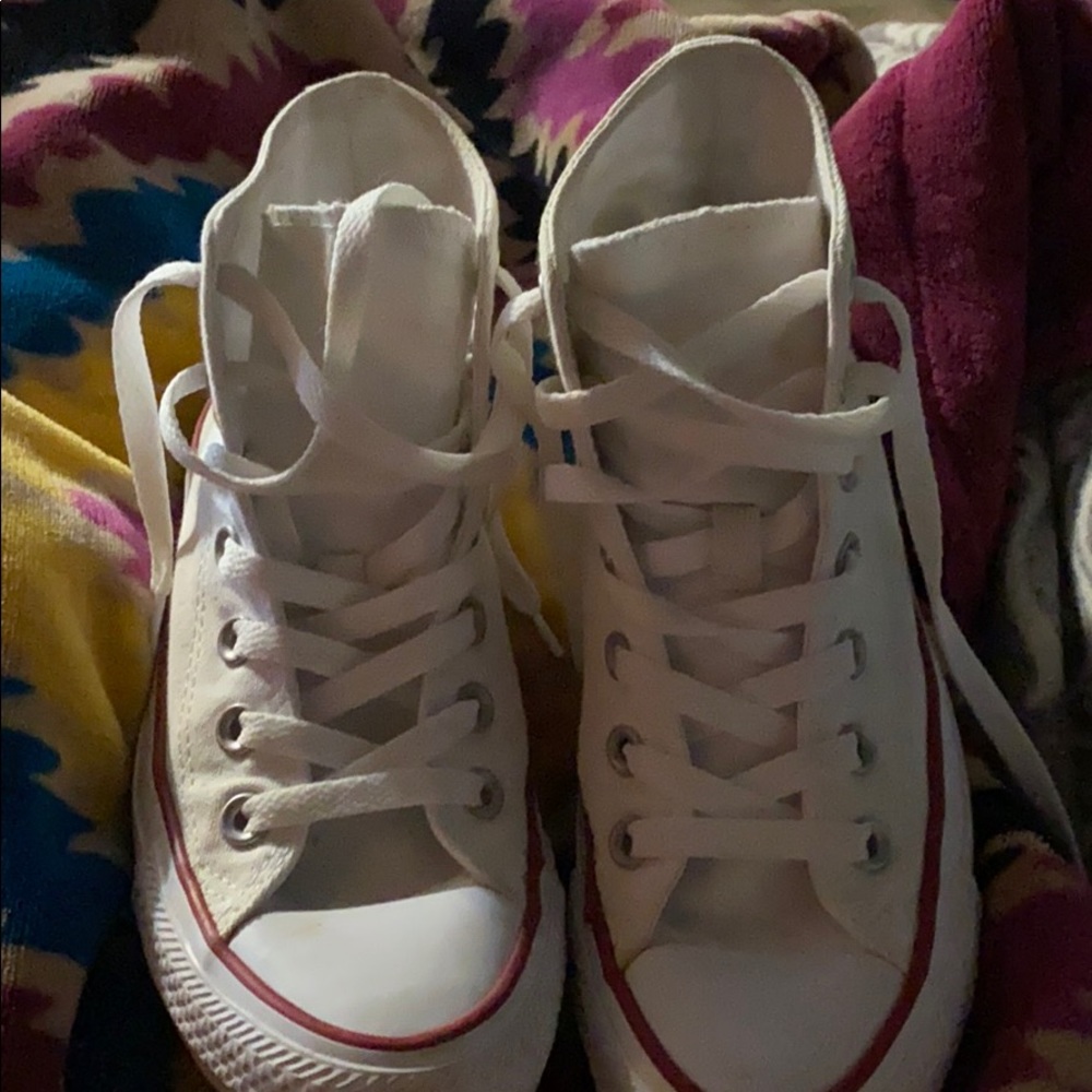 White converse - Picture 1 of 3